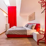 Red House Close To @Accademia Bridge