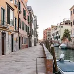 Red House Close To @Accademia Bridge