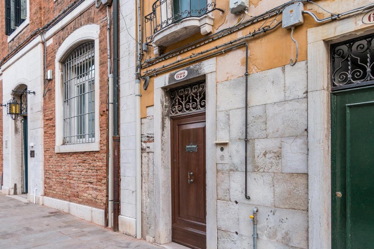 Red House Close To @accademia Bridge * Venecia