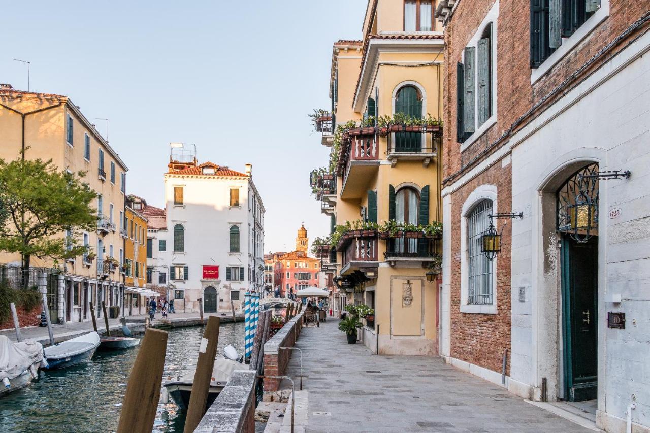 Red House Close To @accademia Bridge
